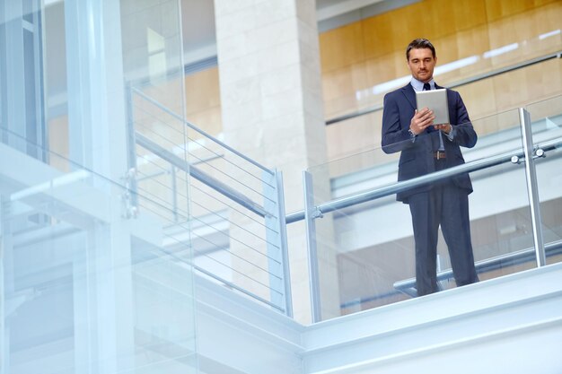 Recherchieren Sie Unternehmen oder Geschäftsleute mit Tablets für Investitionsstrategie, Finanzwachstum oder Finanzüberprüfung CEO oder Manager in der Analyse von Bürogebäudeplanungsdaten oder Wirtschaftsinternetdatenanalyse