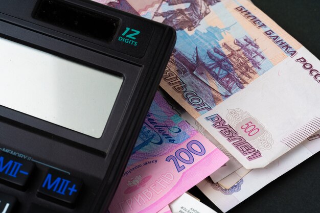 Rechner mit Haufen Geld ukrainische Griwna