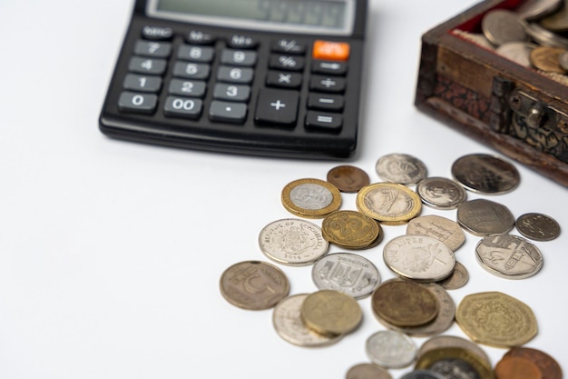 Rechnerkiste und Münzen auf weißem Hintergrund das Konzept des Sparfamilienbudgets