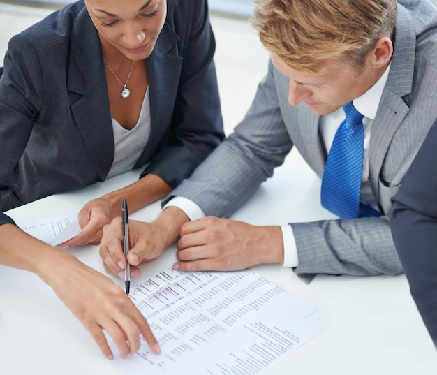 Foto rechnungslegungs- und finanzdokumente mit geschäftsleuten im vorstandsaal des büros für die planung von oben zusammenarbeit mit einem mitarbeiterteam, das bankdaten am arbeitsplatz liest