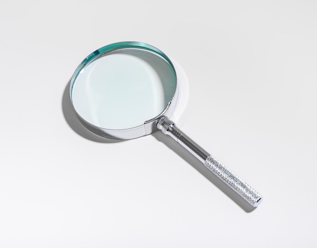 Rechnungsprüferarbeit Prüfung der Finanzen mit Vergrößerungsglas Betrugsuntersuchung Compliance-Check Steuer