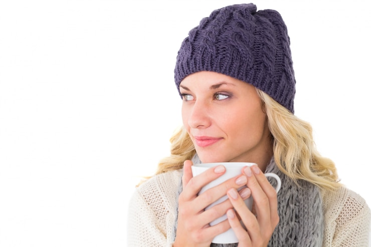 Foto recht blond auf die wintermode, die becher hält