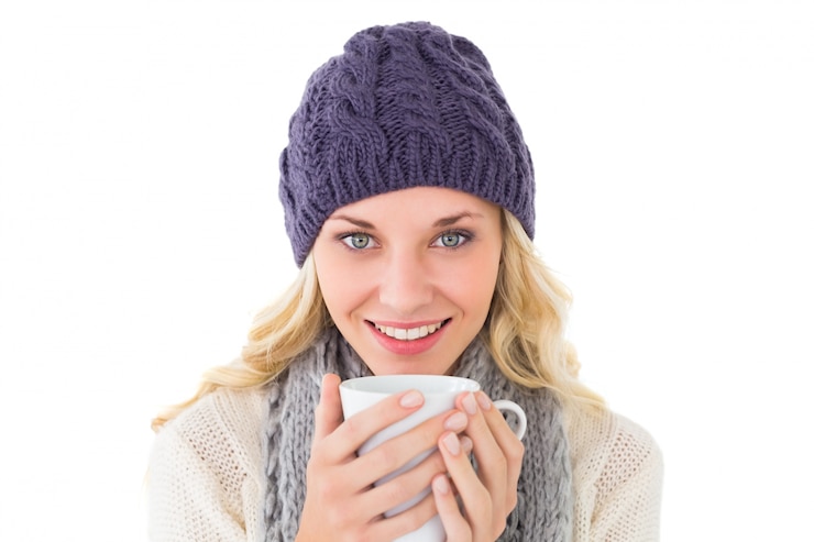 Foto recht blond auf die wintermode, die becher hält