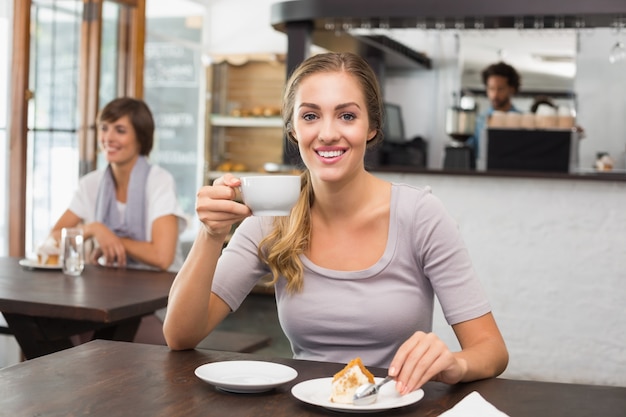 Recht blond, Kuchen und Kaffee genießend