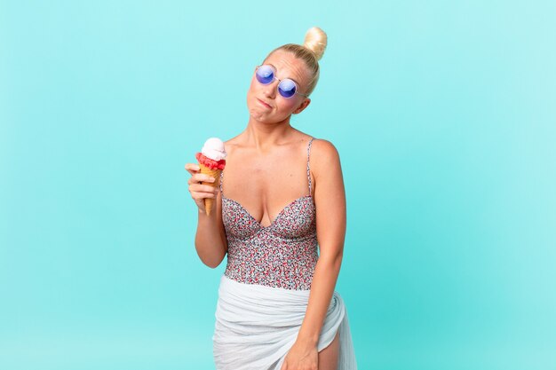 Recht blonde Frau mit einem Eis. Sommerkonzept