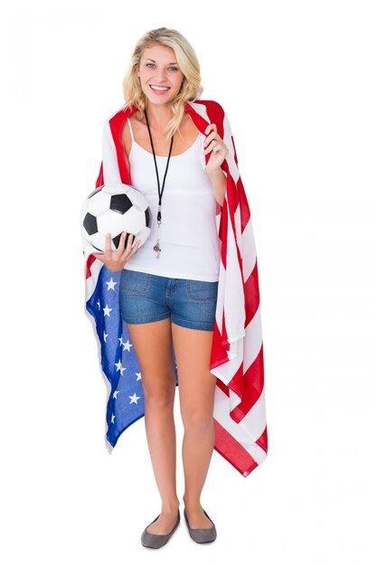 Recht blonder Fußballfan, der USA-Flagge trägt