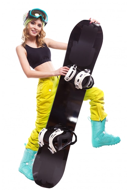 Recht blondes Mädchen mit Snowboard