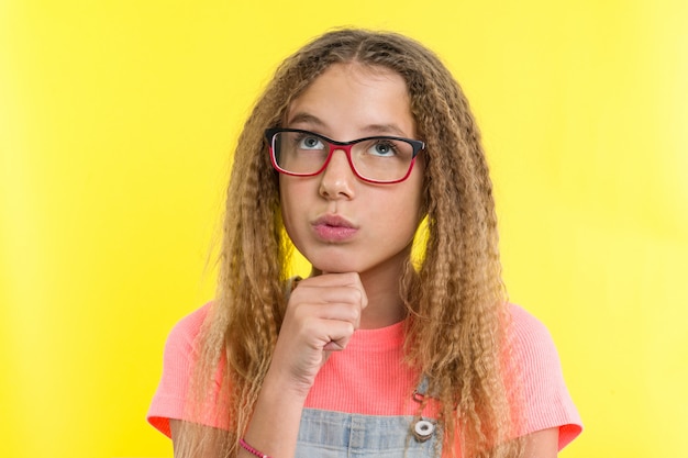 Recht jugendlich Mädchenblondine mit dem lockigen Haar mit Gläsern