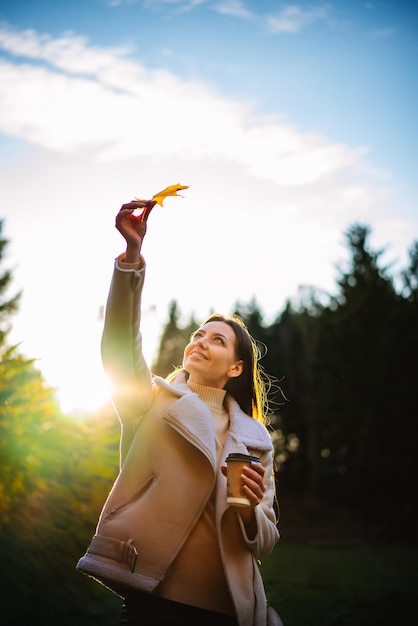 Recht junge attraktive Dame im Freien, die Spaß hat Schöne Lebensstilfrau in der Herbstnatur