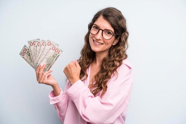 Recht junge erwachsene Frau mit Dollarbanknoten