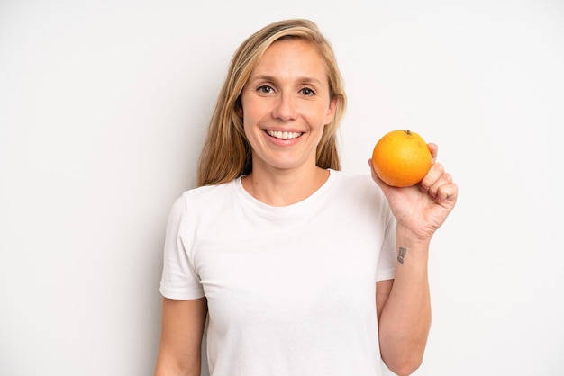 Recht junge erwachsene Frau mit einer Orange