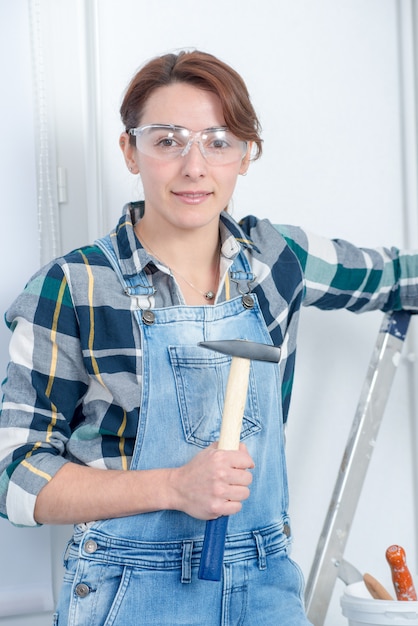 Recht junge Frau, die zu Hause DIY-Arbeit erledigt