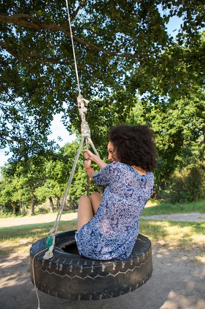 Recht junge Frau im Reifenschwingen