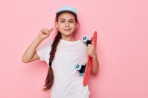 Recht junges Mädchen, das den unveränderten weißen T-Shirt-Emotionslebensstil aufwirft