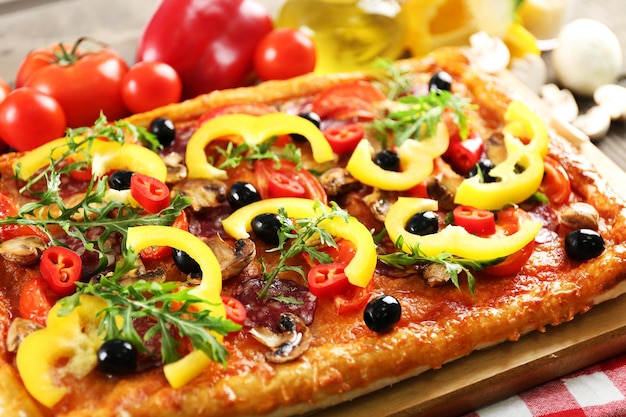 Rechteck leckere Pizza und Gemüse auf dem Tisch