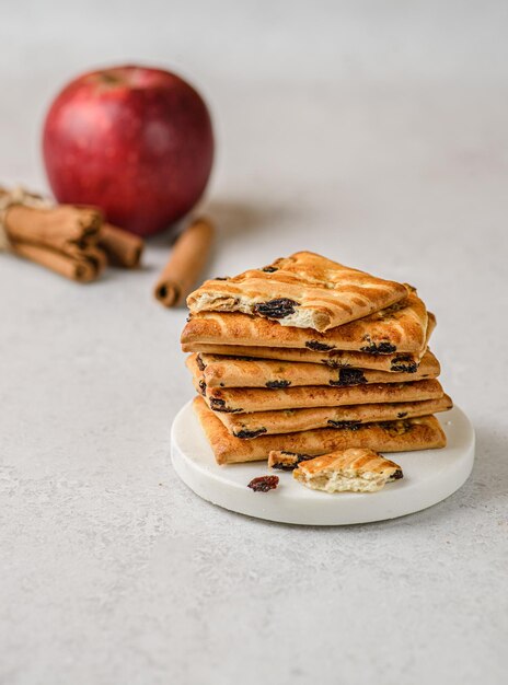 rechteckige Butterkekse mit Rosinen