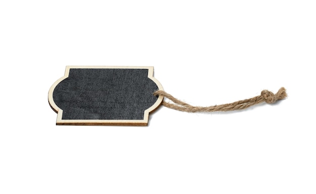 Rechteckige leere Kreideplatte auf einem braunen Seil Weiß isolierter Hintergrund