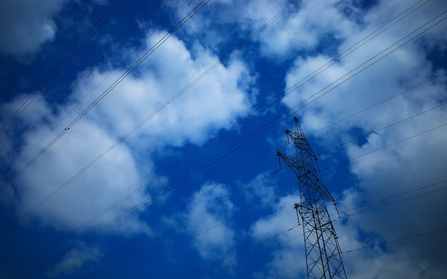 Rechts ausgerichtete Stromleitung bedeckt mit weißen Wolken