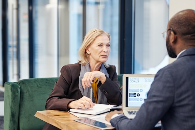 Rechtsanwälte diskutieren im Team bei der Besprechung