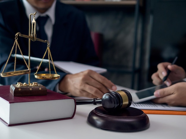 Rechtsanwälte mit Konzepten der juristischen Dienstleistungen in der Anwaltskanzlei