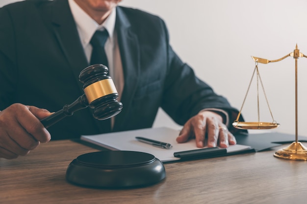Rechtsanwalt oder Notar, der an einem Dokument und einem Bericht über den wichtigen Fall in der Anwaltskanzlei arbeitet