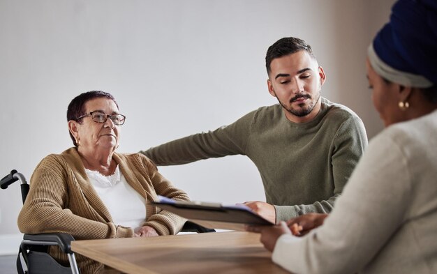 Rechtsberatungsvertrag mit Seniorin, die Dokumente für familienrechtliche Darlehen und Vereinbarungen plant Finanzberater des Anwalts und Beratung von Mann und Mutter zur Überprüfung der Einhaltung von Ruhestandsverträgen