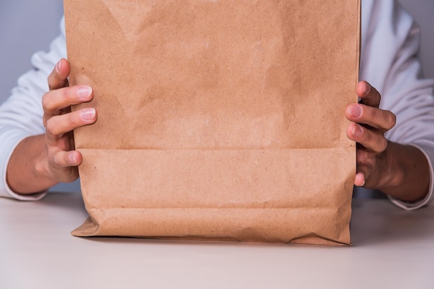 Recibir bolsa de papel con entrega de sushi pescado salsa de soja comida rápida