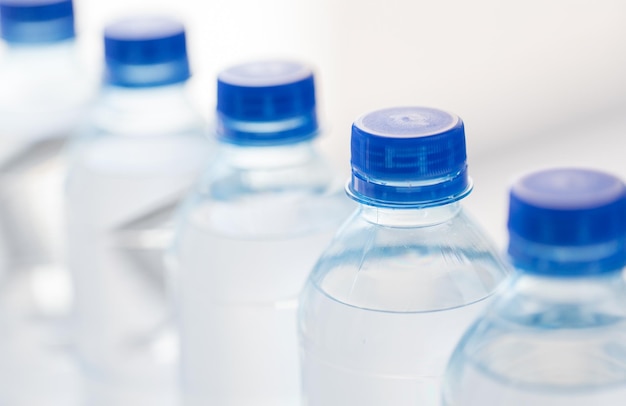 reciclagem, alimentação saudável, indústria, embalagem e conceito de armazenamento de alimentos - fechamento de garrafas plásticas com água potável pura