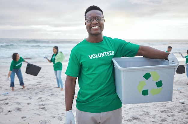 Reciclagem de limpeza e retrato de homem negro na praia para ambiente plástico ou dia da terra Reciclagem de sustentabilidade e mudança climática com voluntário e lixo para poluição e ecologicamente correto