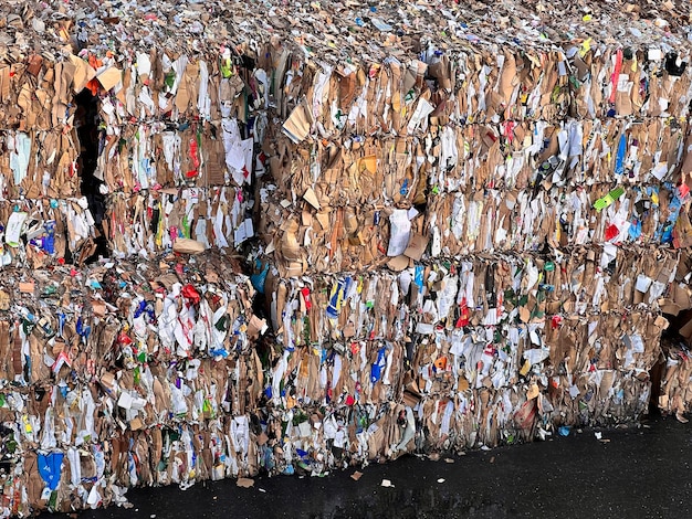 Reciclagem de papel e papelão Pilha de papelão e caixa ao ar livre Conceito de reutilização Reciclagem de pilhas de papelão de lixo de papel para reciclar para conservação