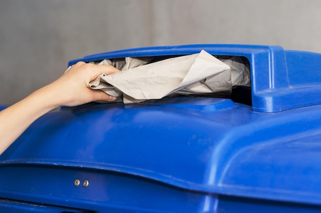 Reciclagem de resíduos de papel, jogar papel na lixeira, reciclagem de papel e coleta seletiva de lixo