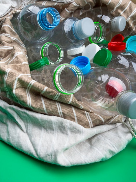 Foto reciclaje de botellas de plástico transparente en el concepto de reciclaje de bolsas ecológicas