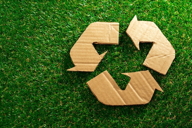 Reciclaje de concepto ecológico con letrero de reciclaje de cartón