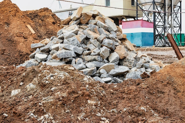 Foto reciclaje de hormigón y materiales de construcción un montón de chatarra de hormigón en un sitio de construcción reutilización de materiales después del desmantelamiento ecología