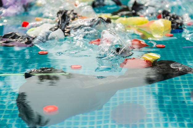 Reciclaje de plástico, contaminación y concepto ambiental: problema ambiental de la contaminación de la basura plástica en el océano