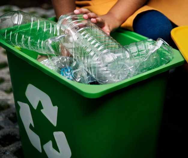 Foto reciclar ahorros en el entorno plástico reduce los desperdicios