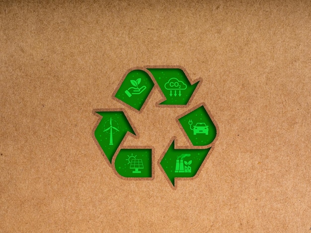Foto reciclar reducir y reutilizar salvar nuestra tierra conceptos gran símbolo de reciclaje verde decoración con energía renovable y cuidado del medio ambiente icono en papel kraft marrón o fondo de cartón estilo minimalista