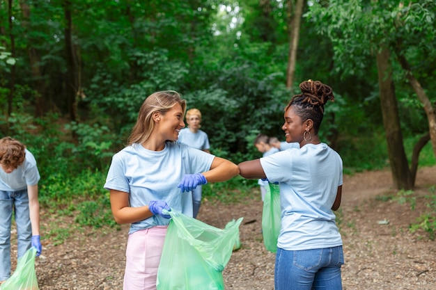 Reciclar residuos basura basura basura basura basura limpia formación naturaleza limpieza voluntaria ecología verde concepto medio ambiente contaminación plástica