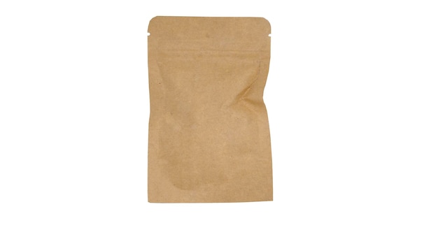 Recicle la bolsa de papel marrón sobre un fondo blanco aislado con una ruta simulada para el diseño del paquete.