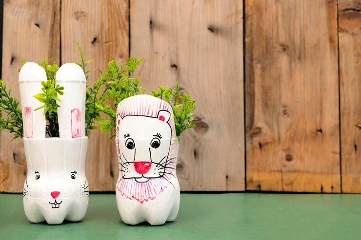 Recicle garrafas de plástico para obter o máximo de benefícios Ao ser usado como um vaso de flores decorativo em casa Coloque-o na mesa para refrescar Inventado como um coelho leão