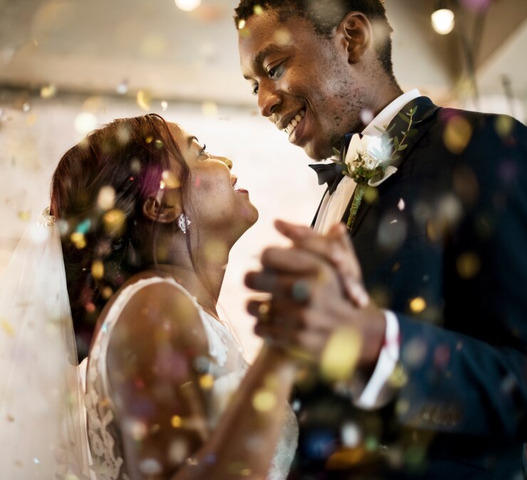 Foto recién casados ​​afrodescendientes pareja bailando boda celebración