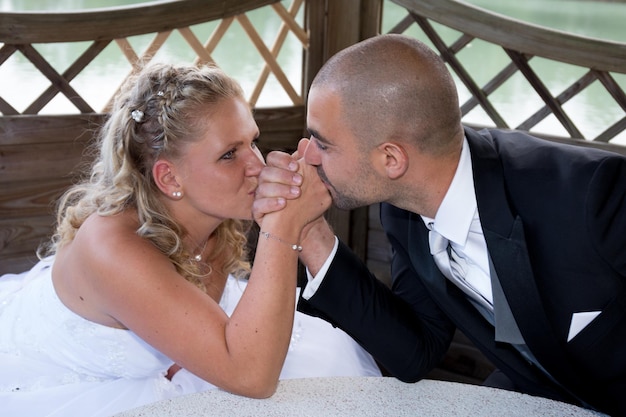 Recién casados afuera y felices juntos