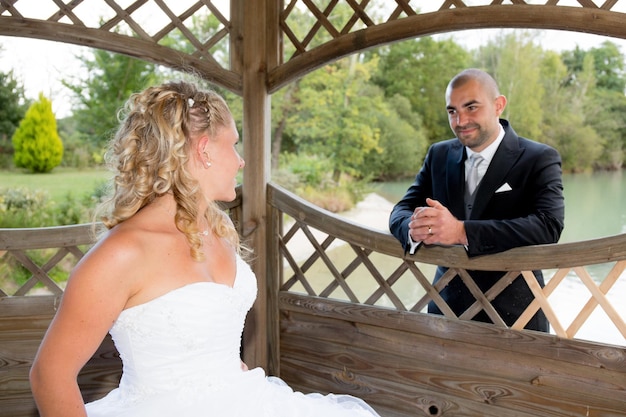 Recién casados afuera y felices juntos