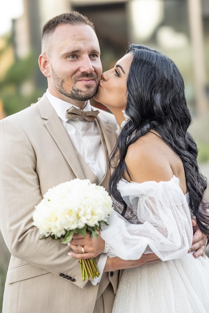 Los recién casados se besan después de la ceremonia de la boda.