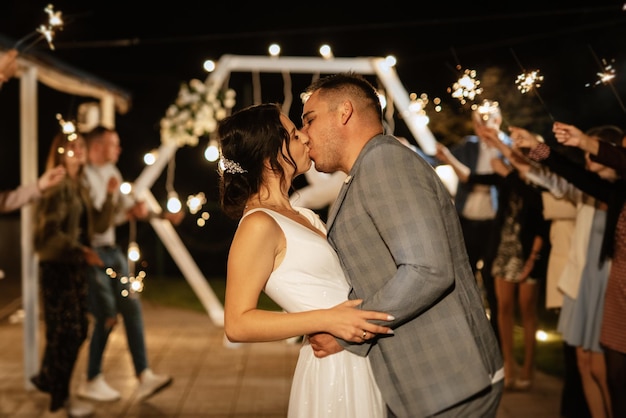 Recién casados en una boda de bengalas