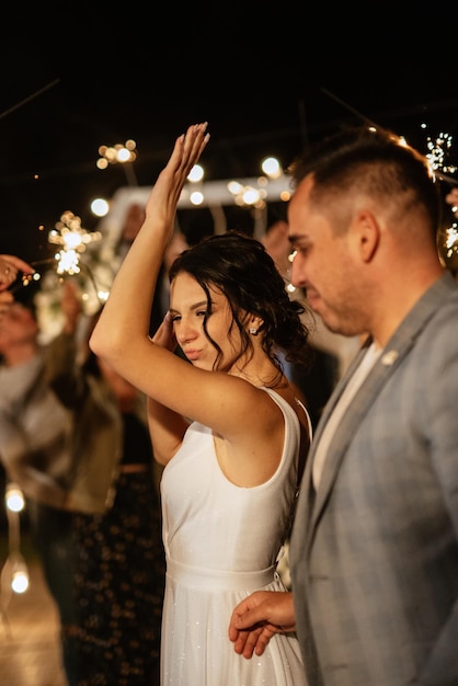 Recién casados en una boda de bengalas