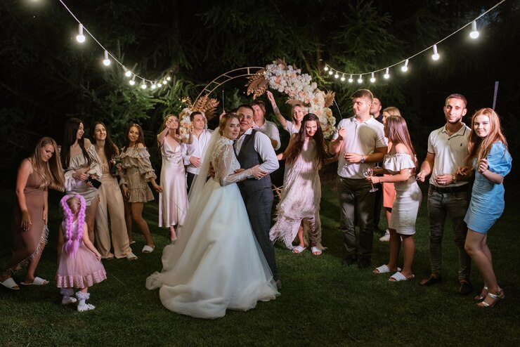 Foto recién casados en una boda de bengalas