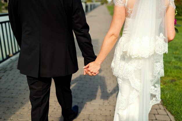 recién casados caminando juntos