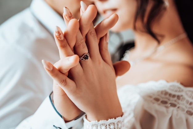 Recién casados celebran su compromiso en estudio fotográfico