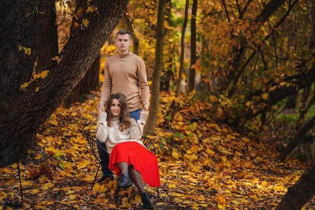 Recién casados felices posando en el parque de otoño. copia espacio